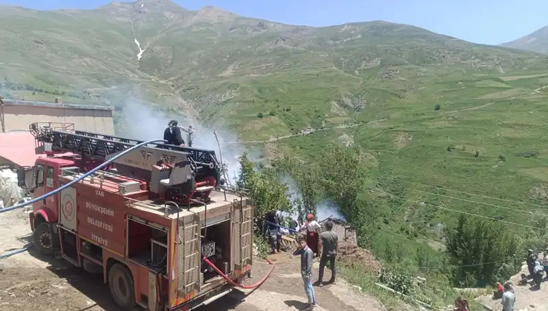 Van'daki Korkunç Yangında Küçük Bir Çocuk Hayatını Kaybetti