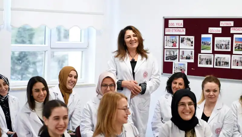 : Ücretli Öğretmenlik Başvuruları Başladı: MEB Duyurdu, İlçe Listesi Açıklandı!