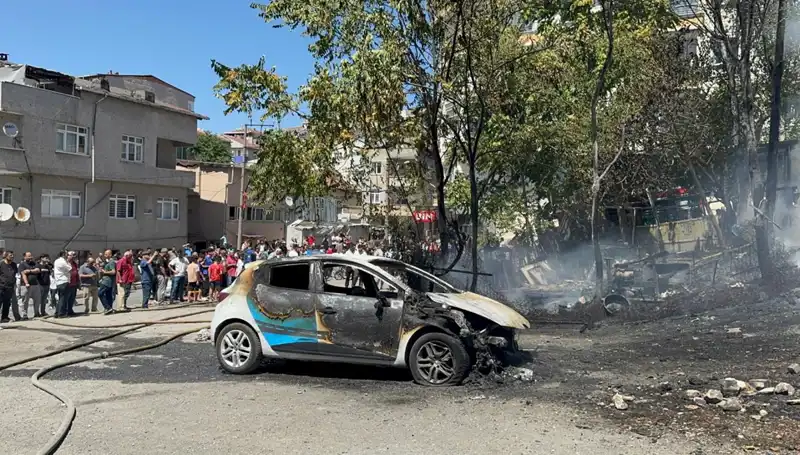 Gecekonduda Çıkan Yangın, Park Halindeki Aracı Alev Alev Yaktı