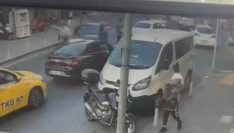 Fren Yerine Gaza Bastı: Kontrolsüz Araç, Şehirde Büyükkaza Sebep Oldu!