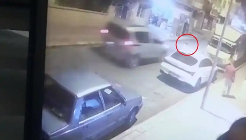 Yola Fırlayan Çocuğa Hafif Ticari Araç Çarptı: Güvenlik Önlemleri Yetersiz mi?