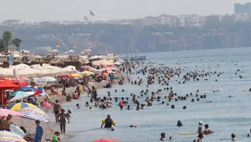 Antalya’da Yaz Sıcakları Devam Ediyor: Deniz Sıcaklığı Rekor Seviyelerde!
