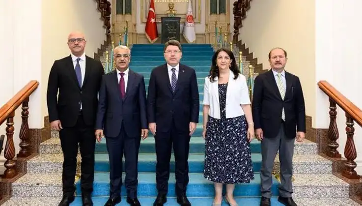 İmralı Heyetinin Adalet Bakanı ile Görüşmesi: Yeni Çözümler mi Kapıda?