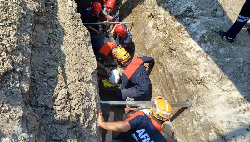 Göçük Altında Kalan İşçi Saniyelerle Hayata Döndürüldü
