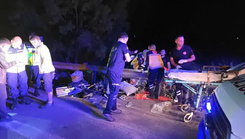 Minibüs Kazasında Savrulan Yolcular Hayat Mücadelesi Veriyor