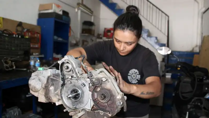 Çırak Bulamayan Eşine Yardımcı Oldu: Hayriye Motor Ustası Olmayı Seçti