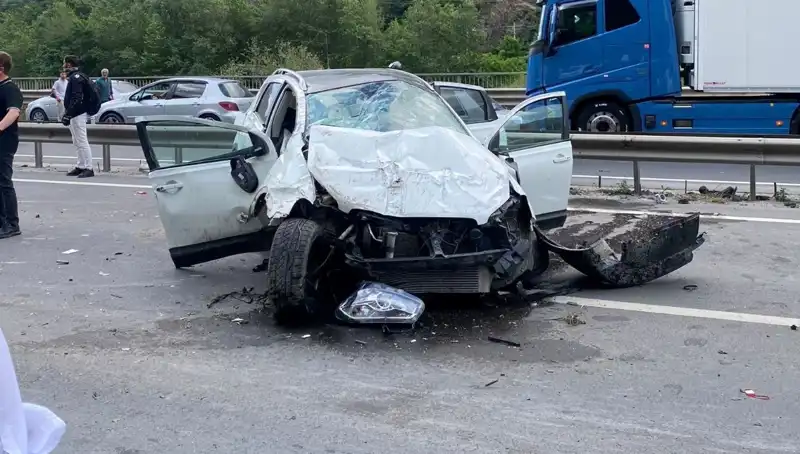 Yolda Kontrolünü Kaybeden Araçta 3 Yaralı: Korkunç Kaza Detayları