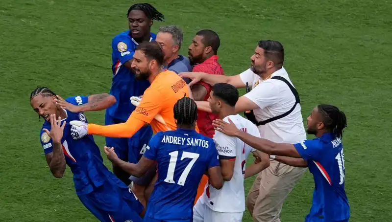 Dev Finalin Ardından: Teknik Direktör ile Futbolcu Arasındaki Gerilim Ortalığı Karıştırdı