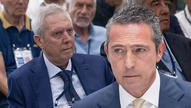 Fenerbahçe Divan Kurulu'nda Aziz Yıldırım'ın Adaylık Açıklaması Gergin Anlara Sebep Oldu