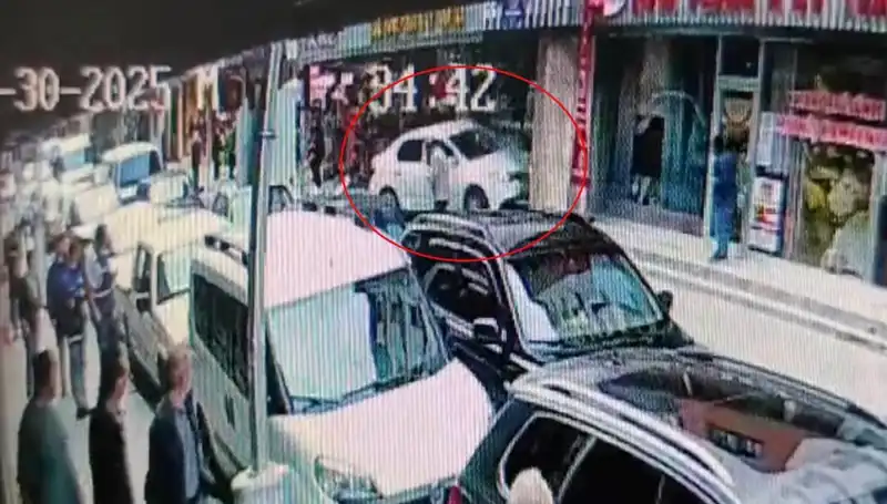 Alkollü Sürücünün Mağazaya Dalması, İki Çocuğu Ölümden Kurtardı
