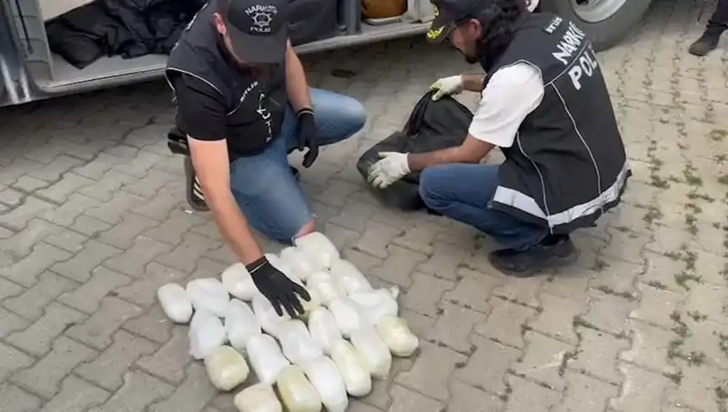Valizinde 13 Kilo Metamfetamin Bulunan Yolcu Şaşkınlık Yarattı
