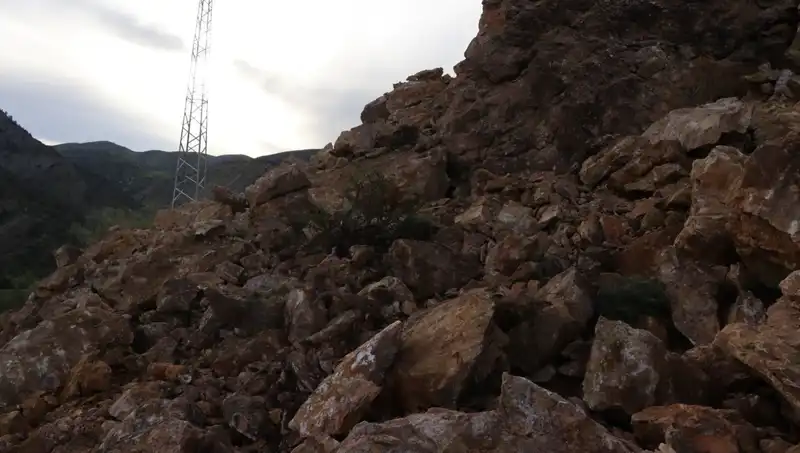 Erzurum’da Heyelan Faciası: Dev Kayalar Yolu Kapandı