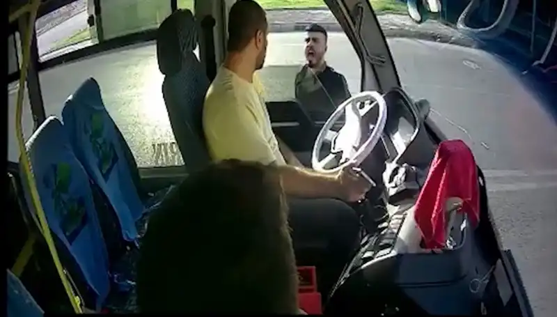 Antalya'da Otobüs Şoförünü Bıçaklayan Zanlı Yakalandı: Olayın Detayları!