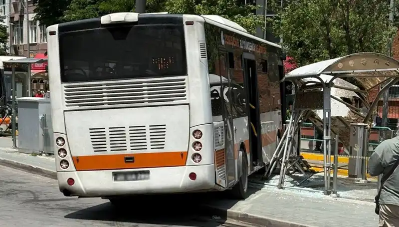 Belediye Otobüsü Tramvay Durağına Daldı: Olayın Arkasındaki Sebepler Neler?