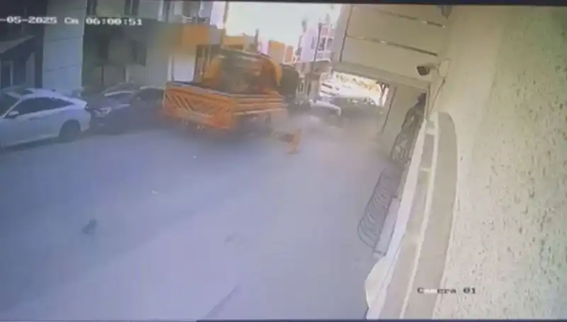 Kontrolden Çıkan Vinç Şehir Merkezinde 23 Araca Çarparak Durduruldu!