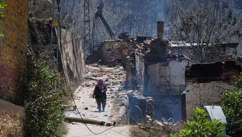 İzmir ve Bilecik’teki Yangınlar: 415 Bina Kül Oldu, Hayatlar Tehdit Altında