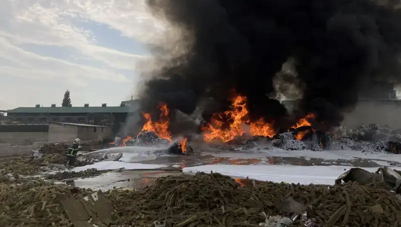 Gaziantep'teki Geri Dönüşüm Tesisinde Çıkan Yangın, Korkuttu!