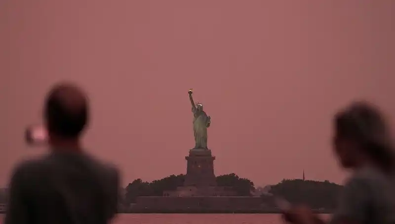 Kanada Yangınlarının Dumanı, New York'ta Gökyüzünü Kara Büyüteç Gibi Kapladı