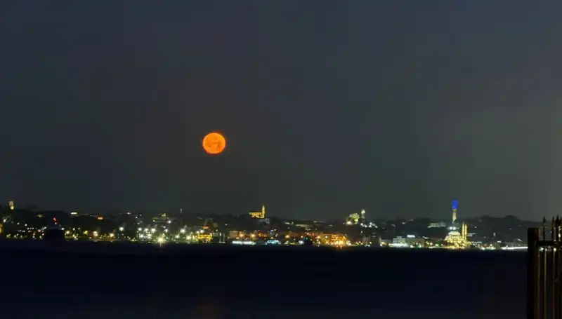 İstanbul'da Çilek Dolunayı: Mavilikler İçinde Bir Doğa Harikası