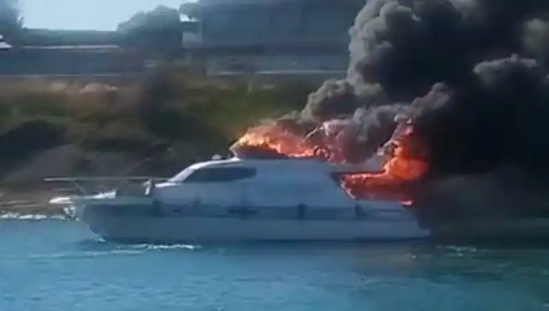 Çeşme Marinası'nda Motoryat Alev Alev Yandı: Yangının Sebepleri Neler?