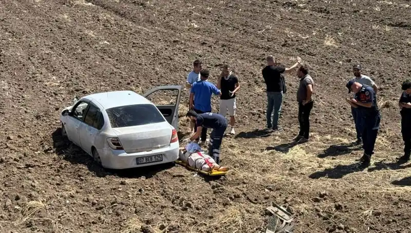 Osmaniye'de Kontrolü Kaybeden Otomobil Tarlaya Uçtu: Üç Yaralı