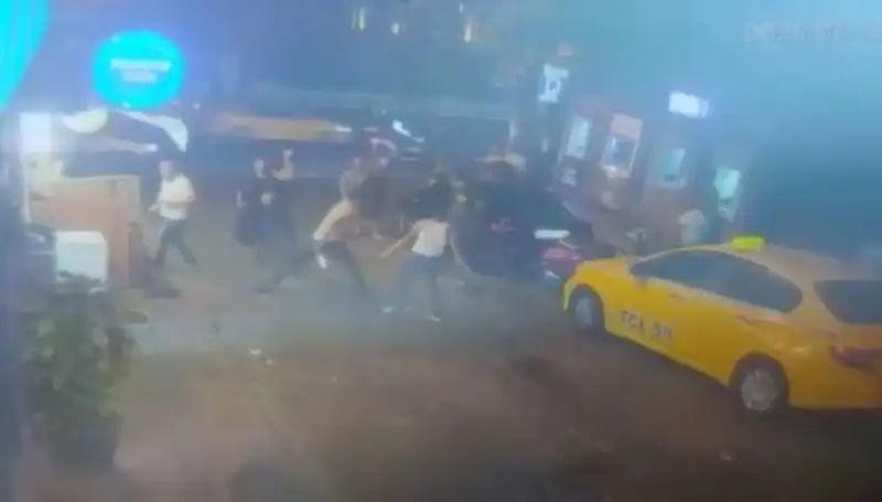 Beyoğlu'nda Laf Atma Kavgası: Kanlı Çatışma Gözaltıları Beraberinde Getirdi