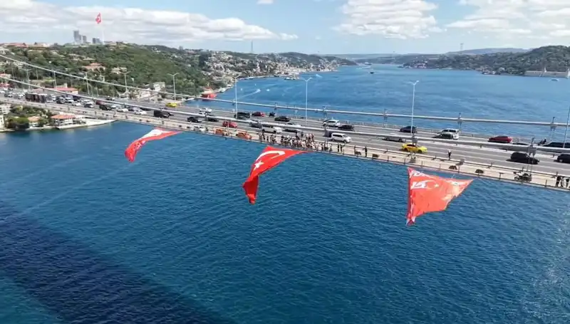 Dev Türk Bayrağı, Tarihi Köprüde Dalgalanıyor!