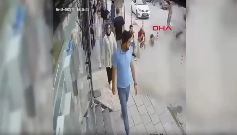 TIR Patlağı Şehirde Panik Yarattı: Vatandaşlar Yerden Zıpladı!