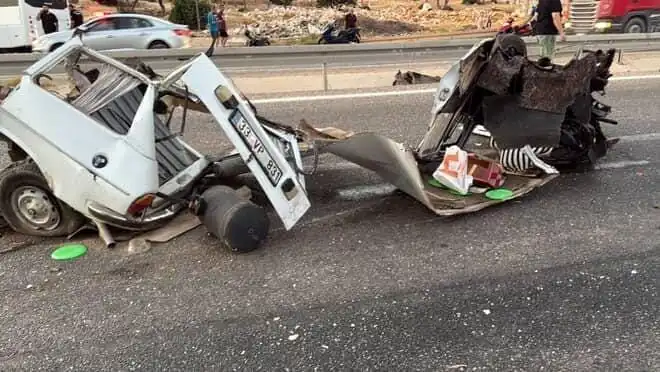 Bariyere Çarpan Araç Dehşet Saçtı: Bir Ölü, Bir Yaralı