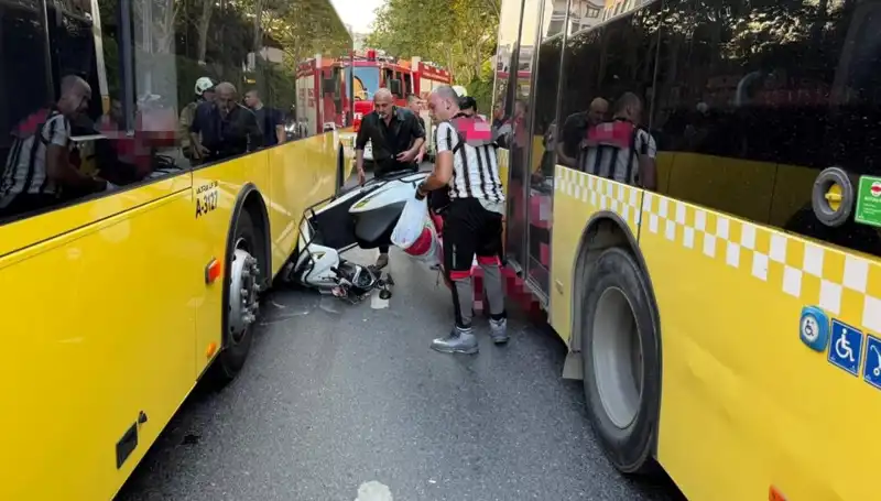 Motosiklet İETT Otobüslerinin Arasında Sıkıştı: O Anlar Kayıtlara Geçti