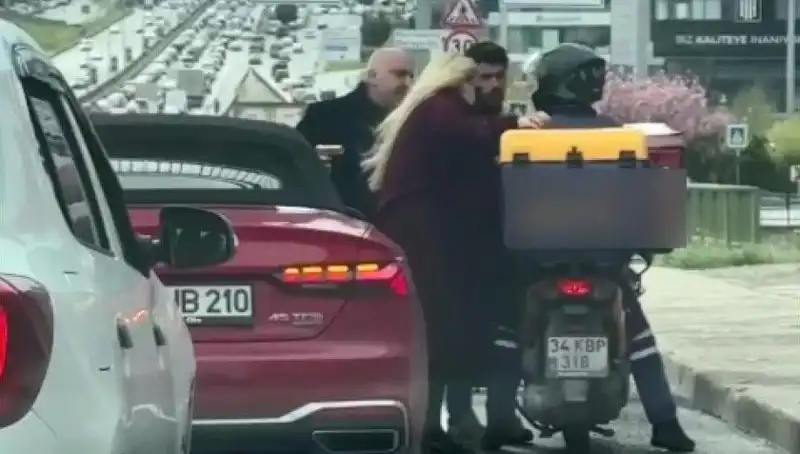 D-100'de Silahlı Tartışma: Motokuryeye Silah Çeken Adamın Olayı