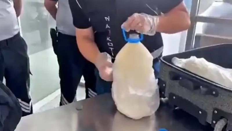 Sıkı Denetimler Cevap Verdi: Havalimanında Süt Şişesi İçinde 12 Kilo Uyuşturucu Ele Geçirildi
