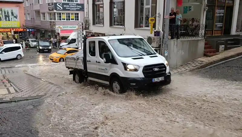 10 Dakikada Gelen Sağanak, Şehri Su Altında Bıraktı