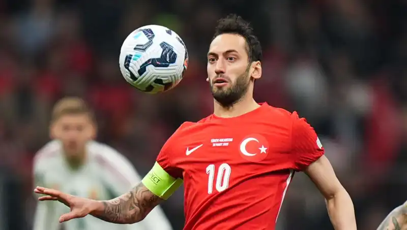 Fenerbahçe'nin Hakan Çalhanoğlu İle İlgili Mourinho'nun İstediği Teklifin Detayları Açıklandı