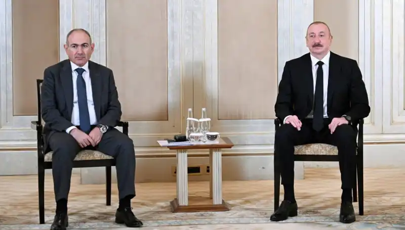 Aliyev ve Paşinyan, Barış İçin Abu Dabi'de Tarihi Görüşme Gerçekleştirdi