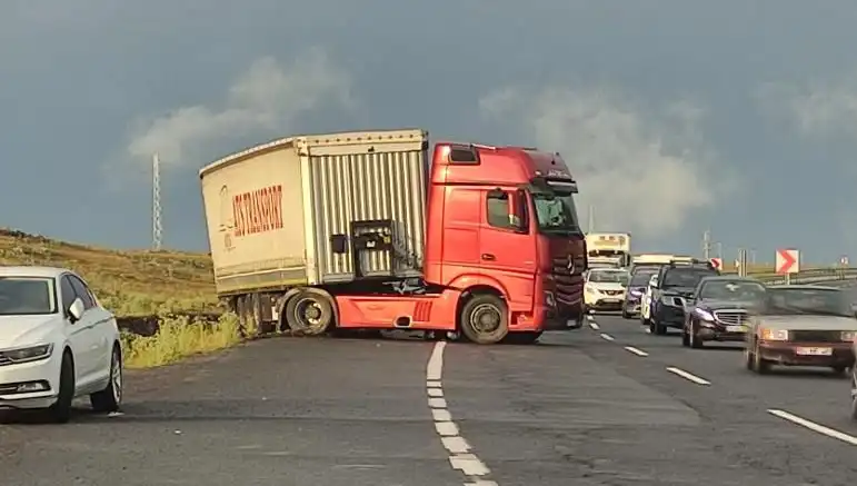 TIR Kaydı ve Yol Kapatma Durumu: Uzun Araç Kuyrukları Şehirleri Terk Ettirdi